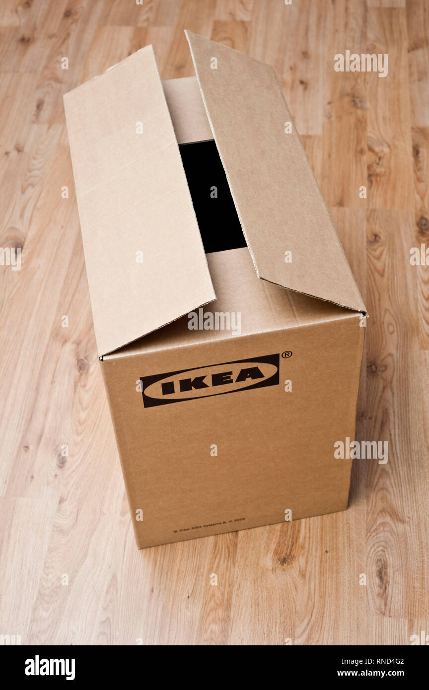 Caja de cartón Ikea Fotografía de stock - Alamy