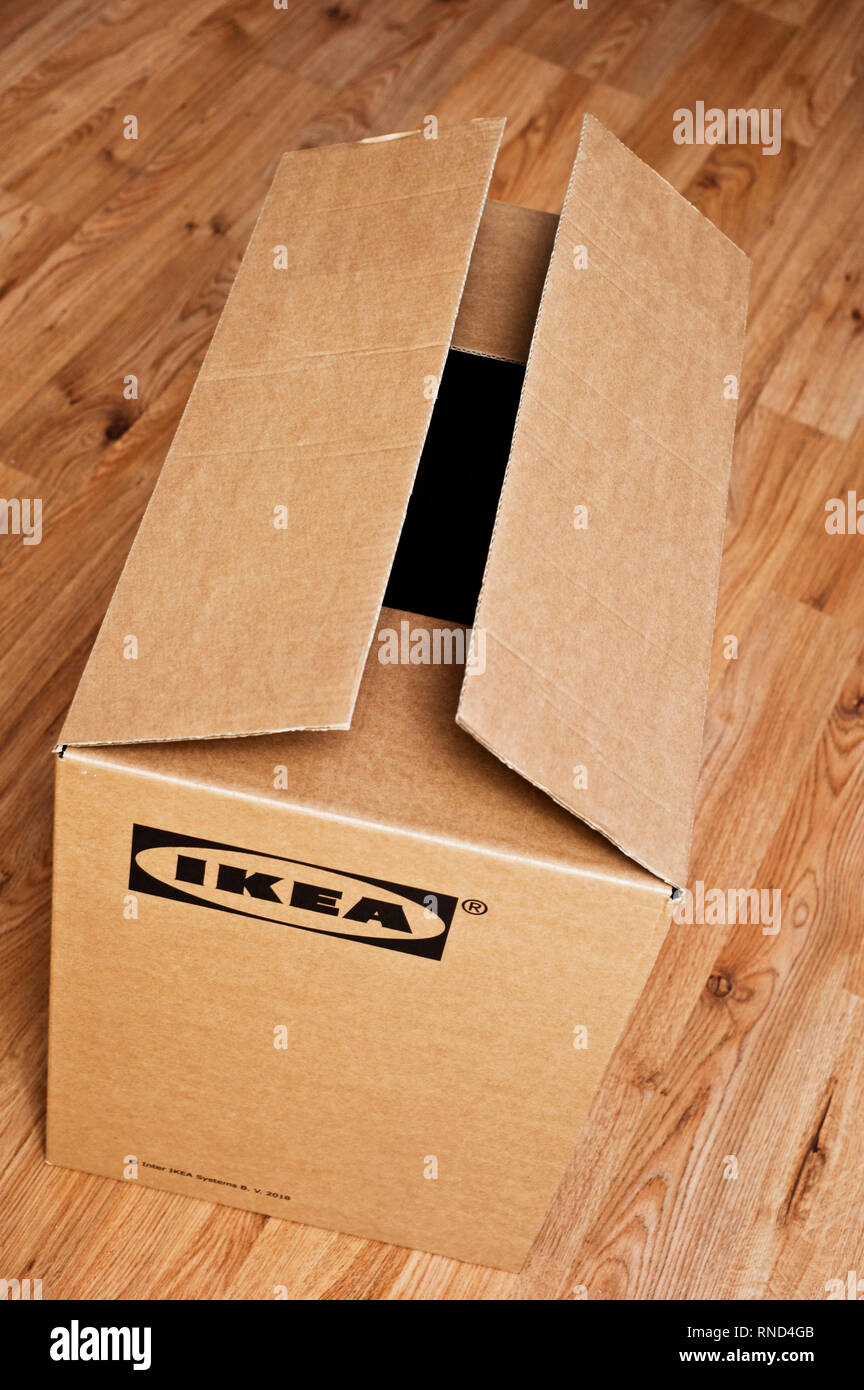Caja de cartón Ikea Fotografía de stock - Alamy