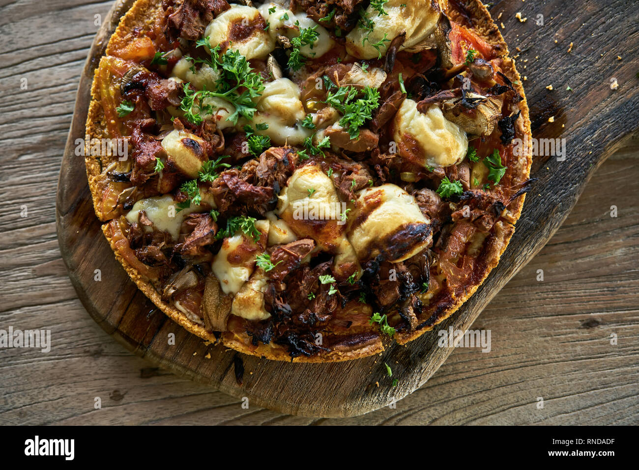 Pizza vegetariana Jaqueiras cocinados en placa de madera Foto de stock