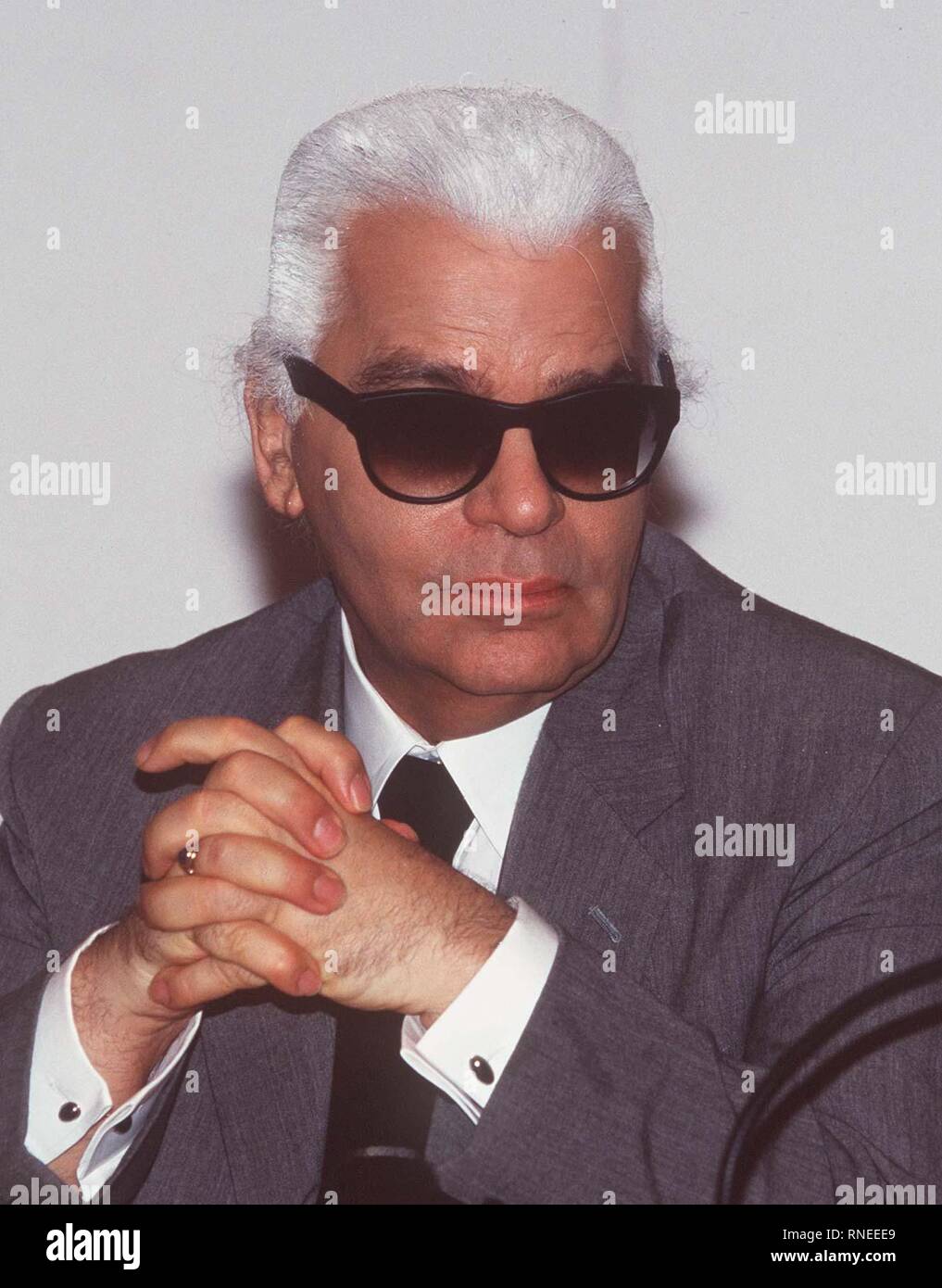 Karl Lagerfeld murió a la edad de 85 años. Archivfoto (1985): Modezar Karl  Lagerfeld, D, retrato, con el uso de gafas de sol | en todo el mundo  Fotografía de stock - Alamy