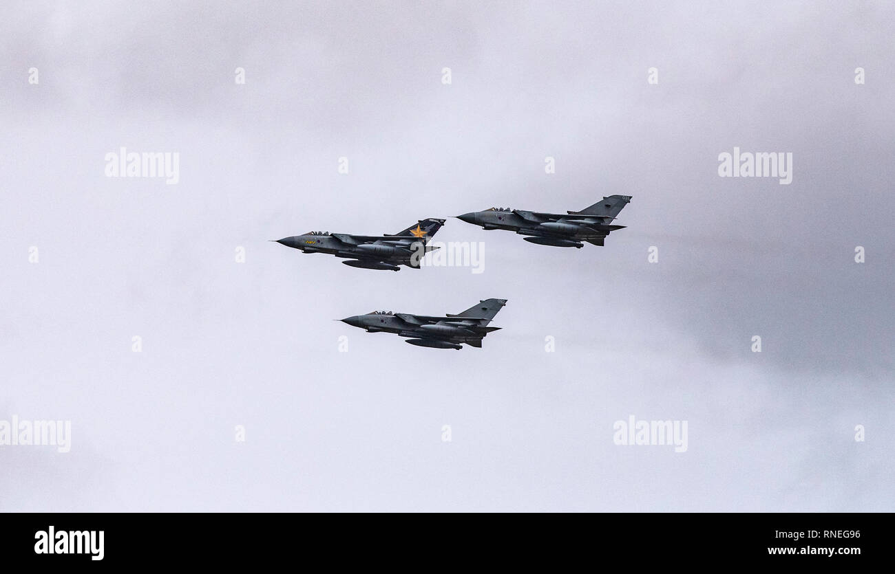 Staffordshire, Reino Unido. 19 Feb, 2019. NATIONAL MEMORIAL Arboretum, Staffordshire. 3 RAF Panavia Tornado cazas sobrevuelan el National Memorial Arboretum en formación sobre su vuelo de despedida final. El gris y nublado no fue muy amable a cientos de espectadores que se alineaban las carreteras cercanas. El jet se retiró después de 40 años de haber estado en servicio desde 1979. Crédito: Richard Grange/Alamy Live News Foto de stock