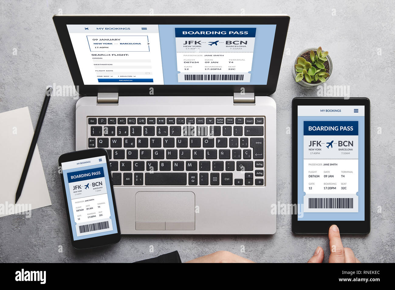 Boarding Pass concepto en portátil, tablet y smartphone pantalla gris sobre tabla. Todo el contenido de la pantalla está diseñado por mí. Sentar plana Foto de stock