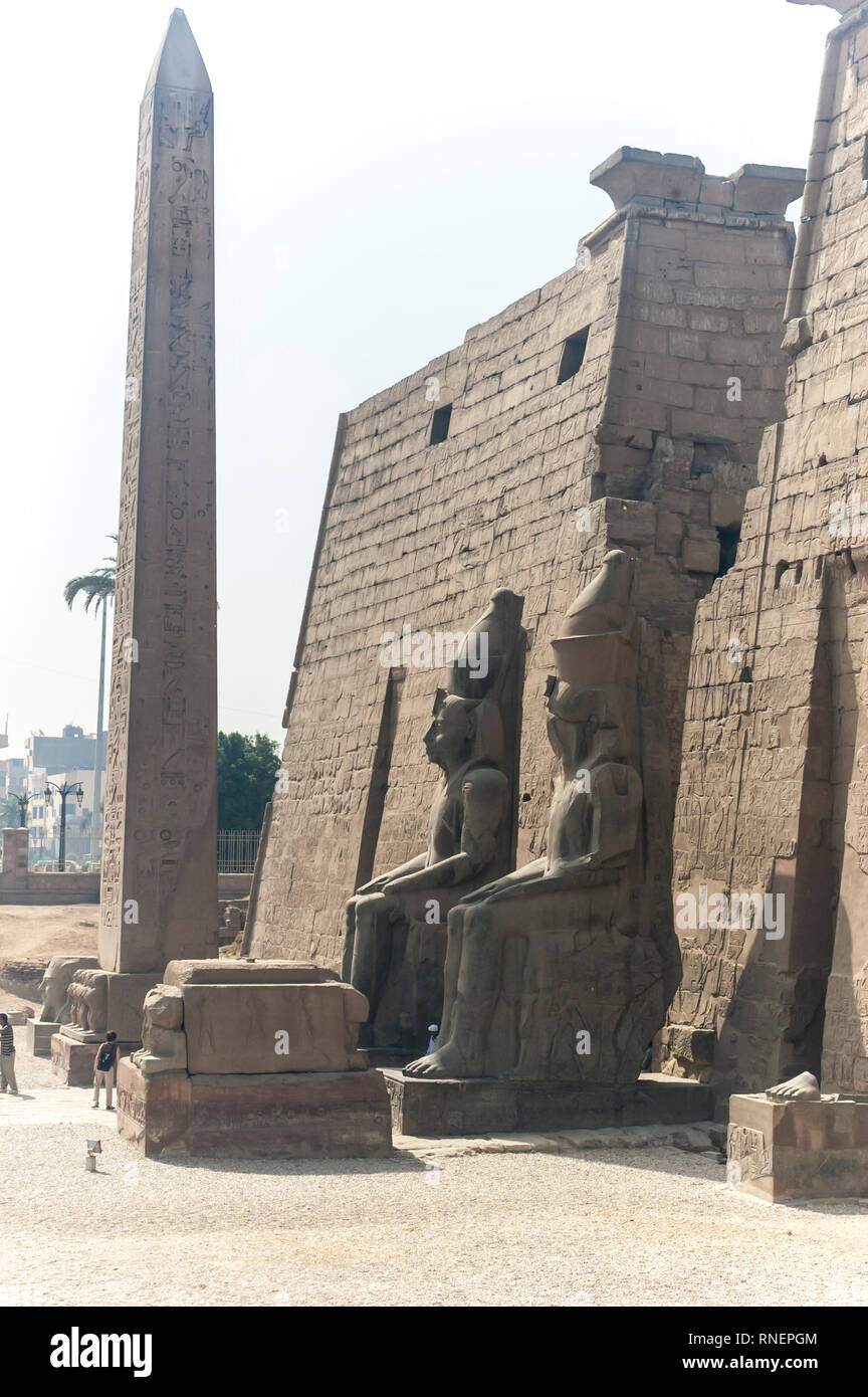 Luxor, Egipto - 15 de abril de 2008: las grandes estatuas de Ramsés II, de Karnak, Luxor, Egipto Foto de stock