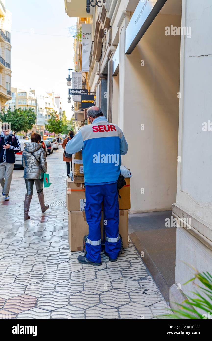 Valencia, España - 18 de febrero de 2019: Seur courier entrega de cajas de  cartón. Courier al hombre en el uniforme Fotografía de stock - Alamy