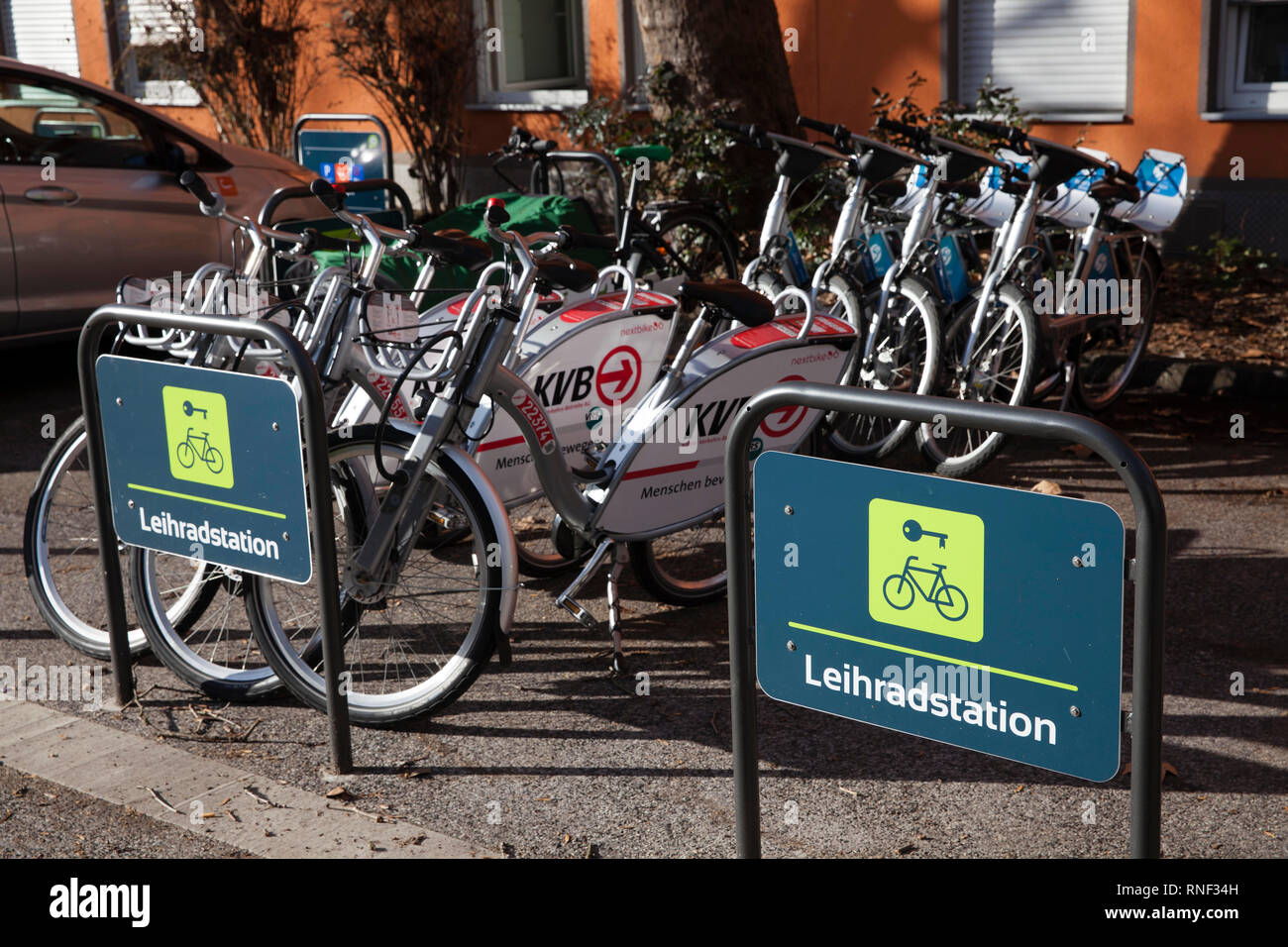 En Mobilstation Severins Josephstreet en el distrito, Colonia, Alemania. La estación ofrece carsharing, bikesharing, carga y compartir bicicleta bike parki Foto de stock