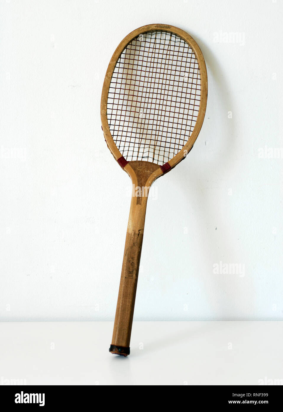 darse cuenta nativo Atento Vieja raqueta de madera para jugar al tenis Fotografía de stock - Alamy