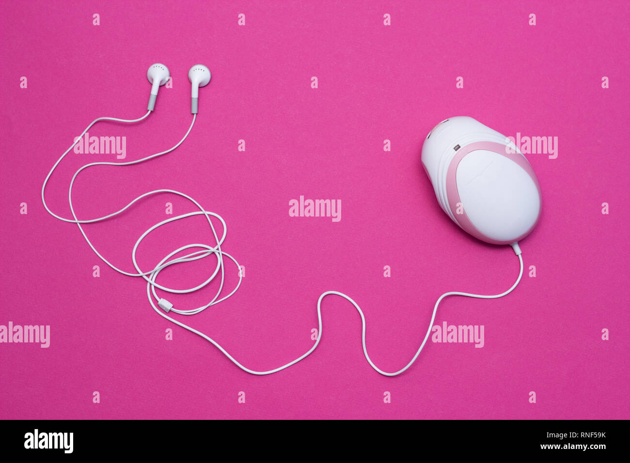 Doppler Fetal con auriculares para escuchar los latidos del corazón del bebé  en mujeres embarazadas, en primer plano, fondo de color rosa Fotografía de  stock - Alamy