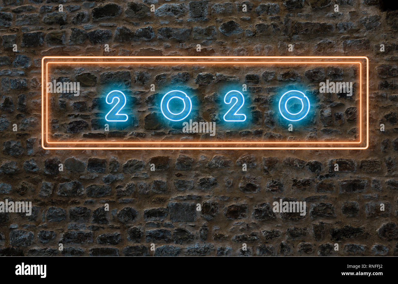 Año nuevo 2020 letras de neón en una pared de color azul y naranja Foto de stock