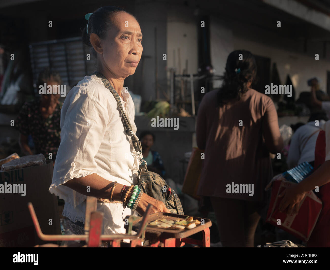 La mediana edad mujer balinesa en el principal mercado de Ubud, Bali, Indonesia Foto de stock
