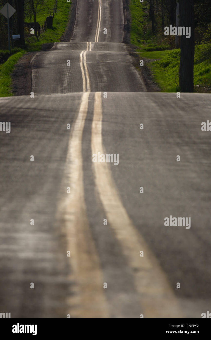 Una carretera llena de baches, Schoharie County, Nueva York, Estados Unidos. Foto de stock