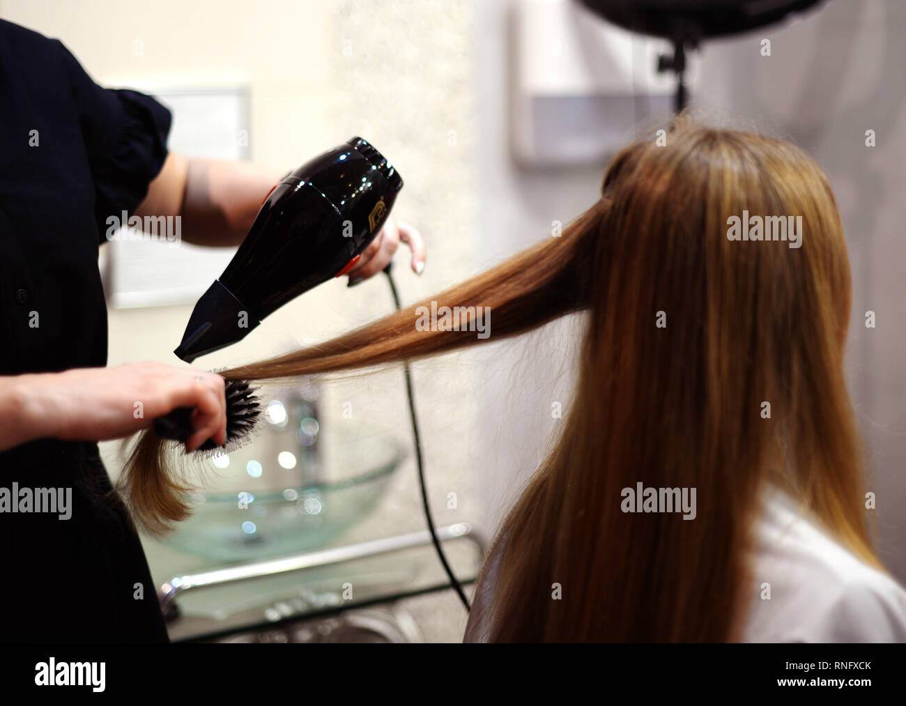 El Peinado En Un Salon De Belleza Secador De Pelo Peinar El Cabello Fotografia De Stock Alamy
