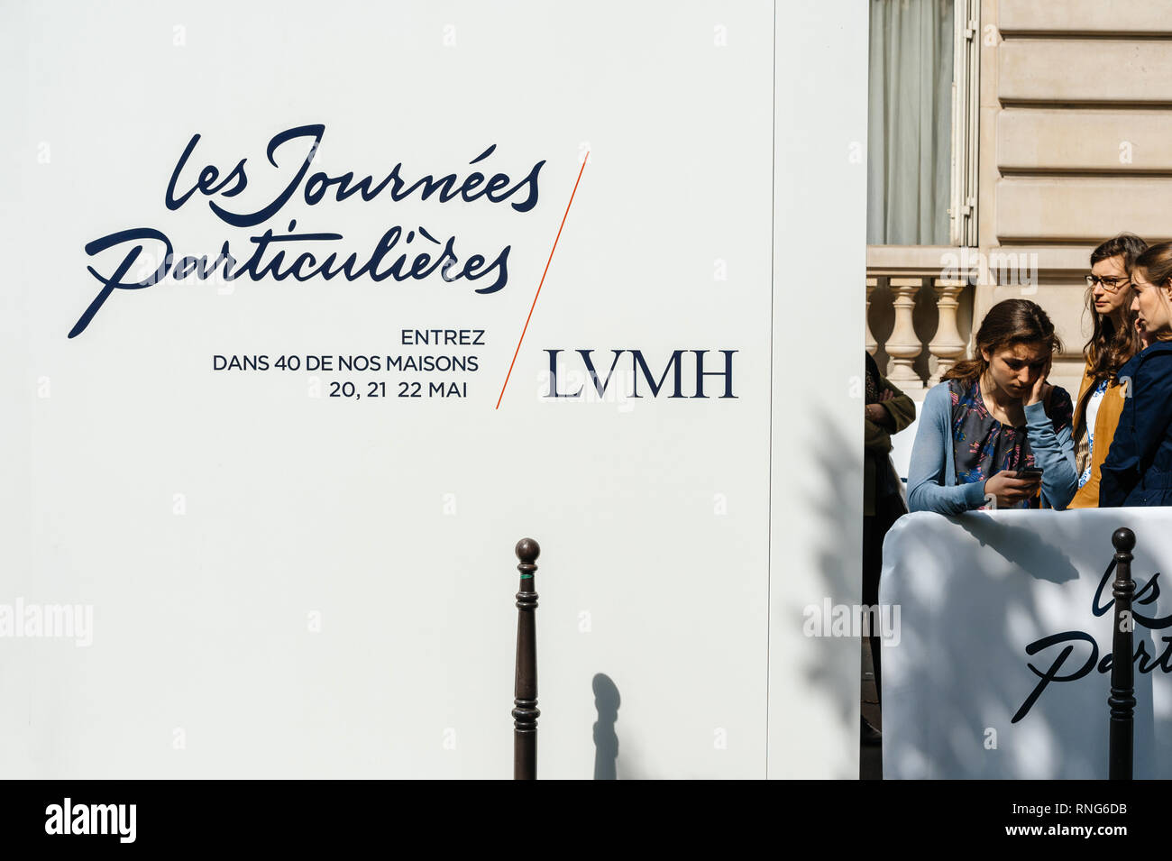 París, Francia - 21 de mayo de 2016: la gente en cola Les Journees