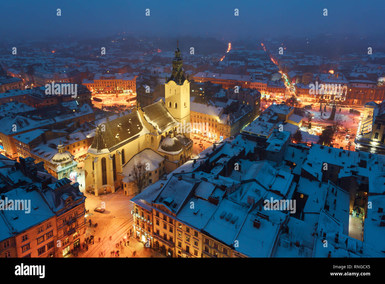 Lviv en época de invierno. La pintoresca vista de noche en el centro de la ciudad desde la parte superior del ayuntamiento. Europa oriental, Ucrania Foto de stock