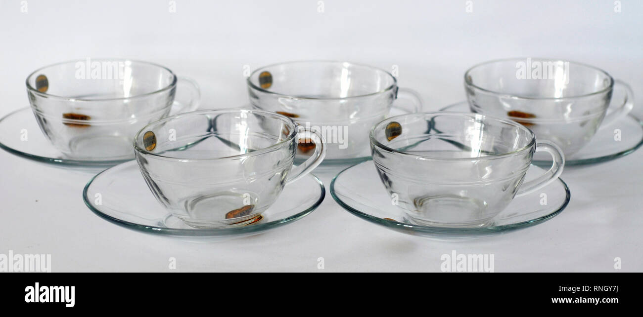 5 tazas con platos para el desayuno, el cristal templado. Marca Duralex,  realizados en España. Originales Fotografía de stock - Alamy