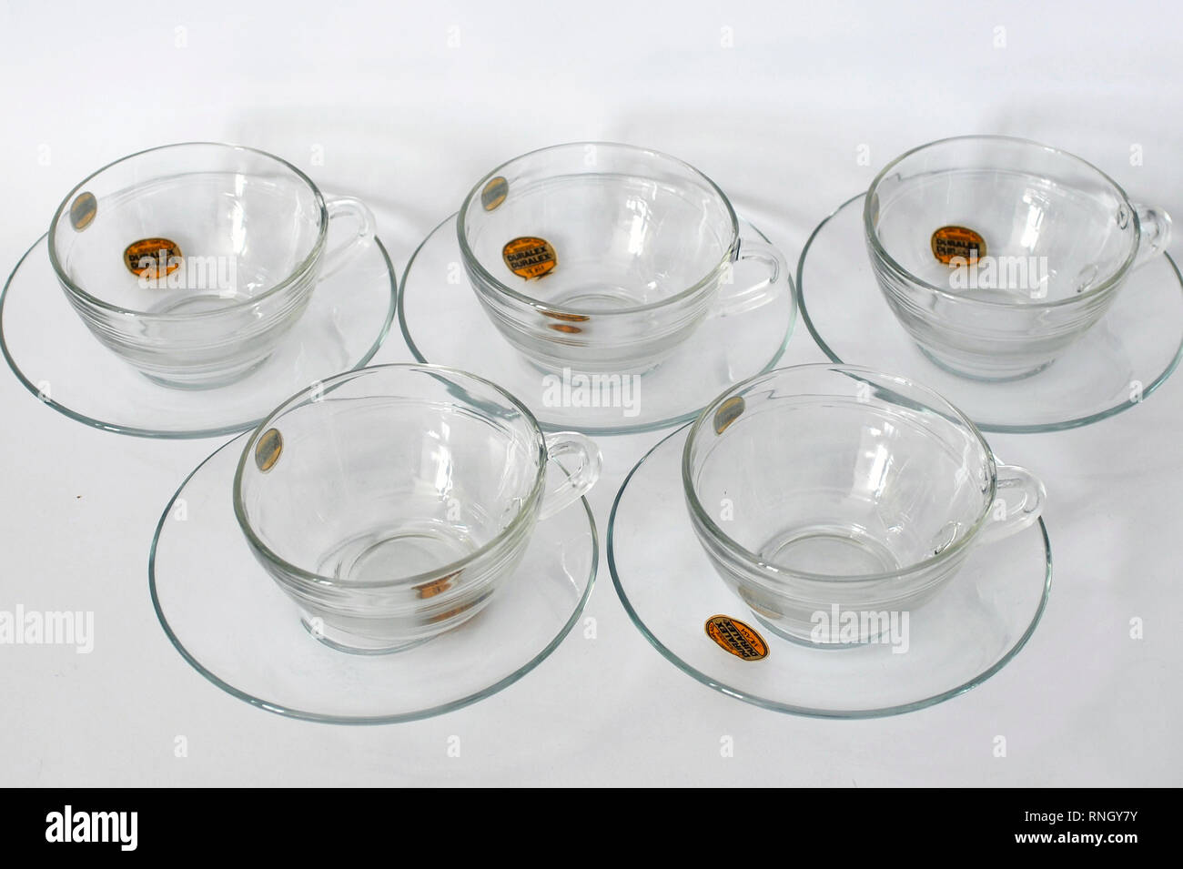 5 tazas con platos para el desayuno, el cristal templado. Marca Duralex,  realizados en España. Originales Fotografía de stock - Alamy