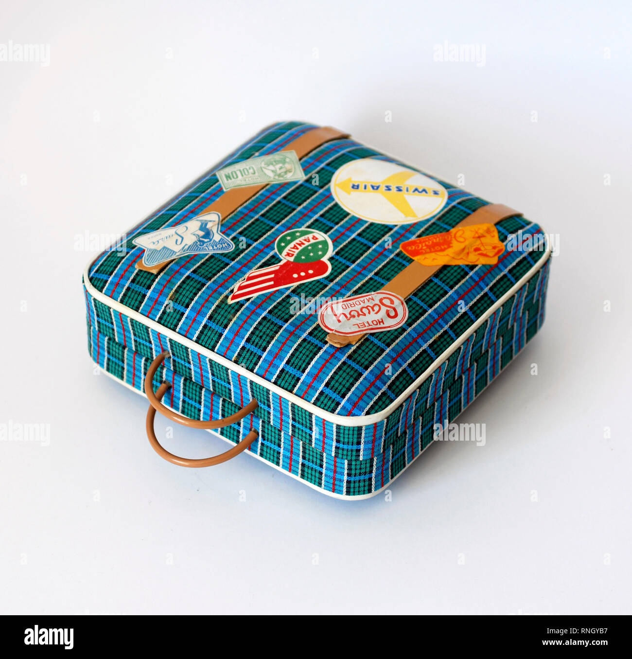 Vintage maleta para muñecas en miniatura, con pegatinas de juguetes  relacionados con los viajes: líneas aéreas, hoteles, etc Fotografía de  stock - Alamy