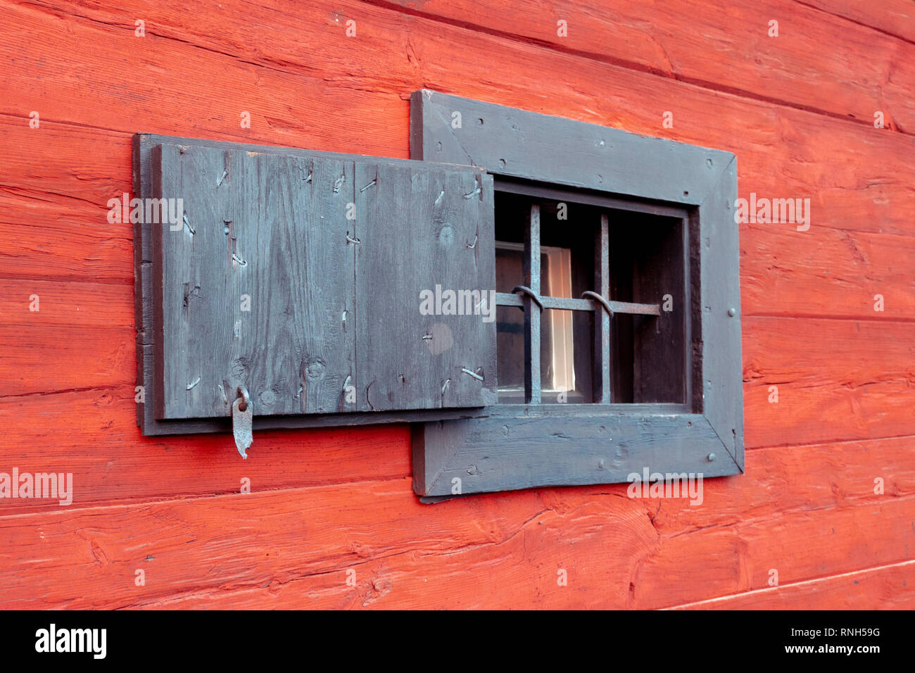Contraventanas de seguridad exterior en una vieja casa de madera