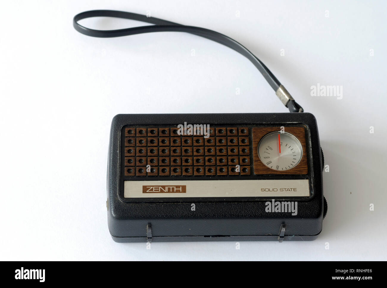 Vintage Portable Radio Transistor Zenith en estado sólido. Fabricados en  Singapur Fotografía de stock - Alamy