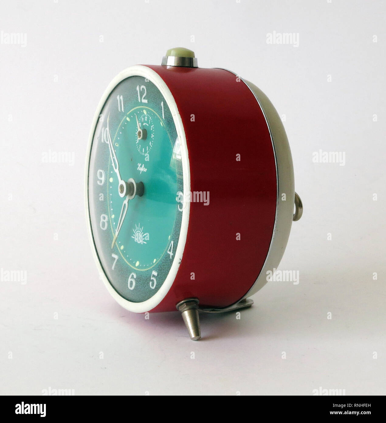 Antiguo reloj despertador con cuerda. Marca Alba, modelo de zafiro.  Original, de 50-60 años. Fabricado en España Fotografía de stock - Alamy