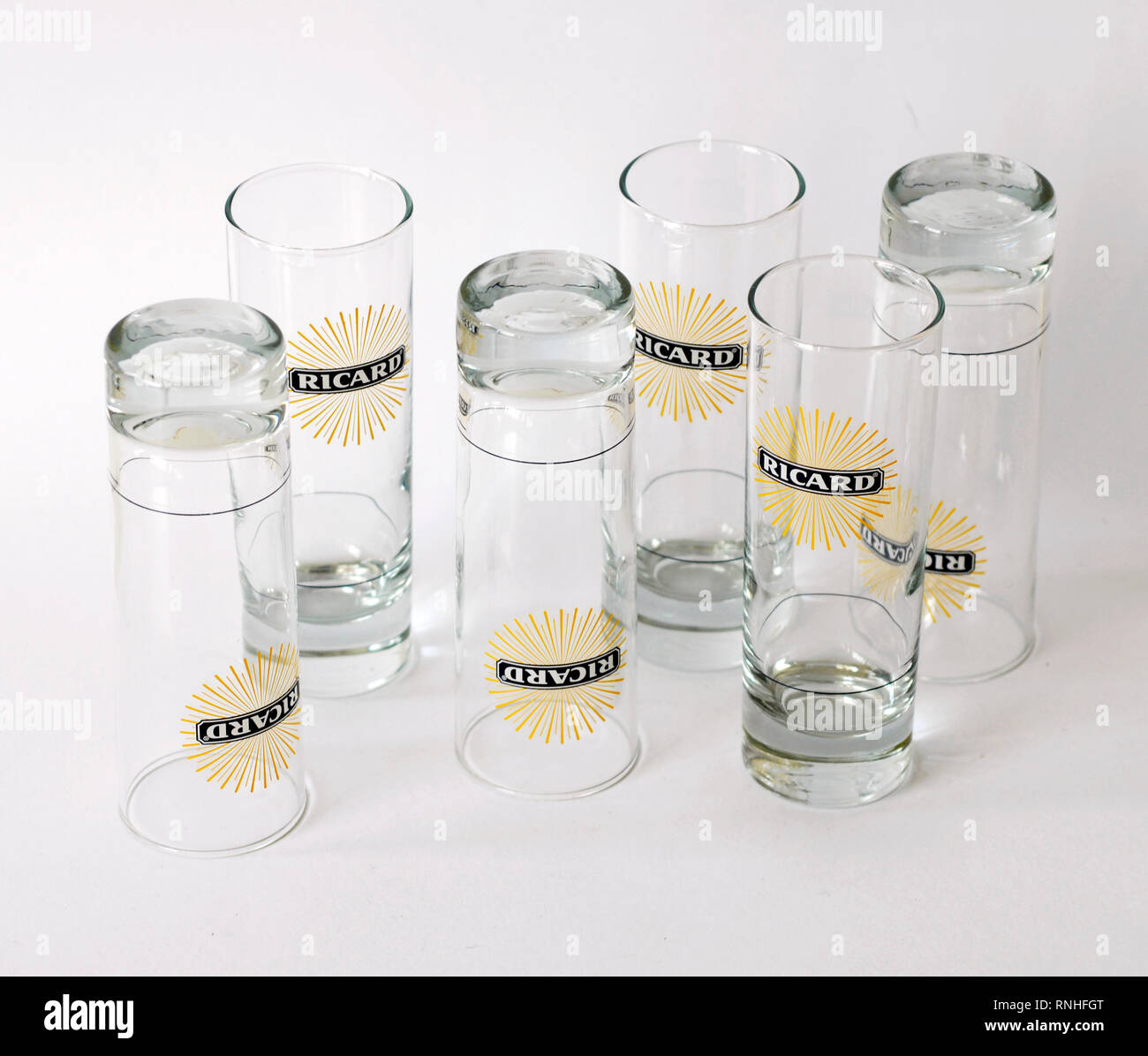 Conjunto de seis vasos de tubo, publicidad por Ricard, Francia. Cristal con  el logo del sol y una línea para indicar la medida de licor Fotografía de  stock - Alamy
