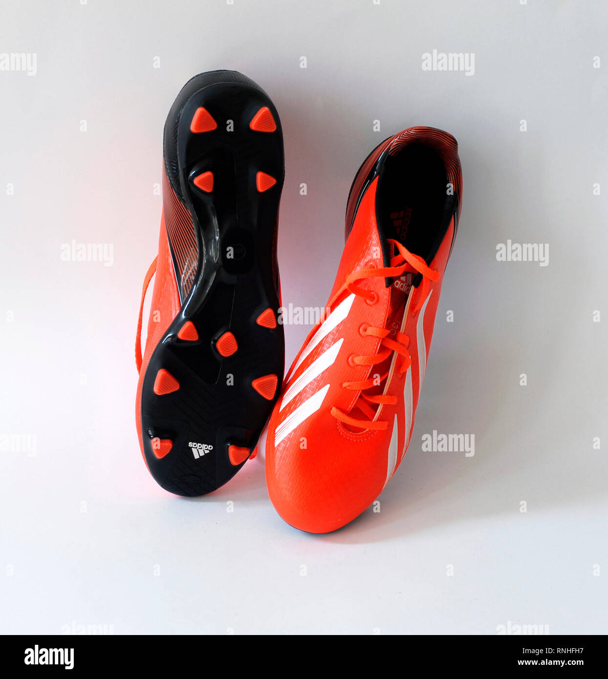 Botas de fútbol Adidas F30.Color naranja de infrarrojos. De hecho, natural  de la piel . Tacos Traxion 2.0 con tres bordes de tracción. Temporada 2013  - 2014 Fotografía de stock - Alamy