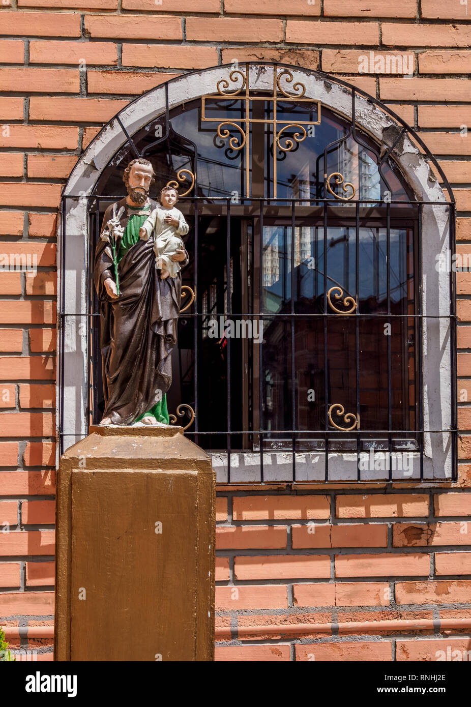 Figura delante de la Iglesia en el barrio de Pablo Escobar, Medellín,  Departamento de Antioquia, Colombia Fotografía de stock - Alamy