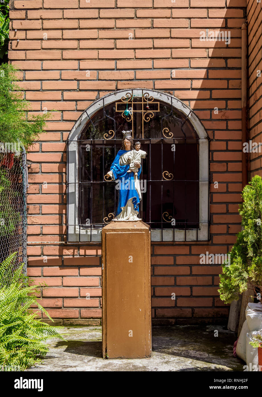 Figura delante de la Iglesia en el barrio de Pablo Escobar, Medellín,  Departamento de Antioquia, Colombia Fotografía de stock - Alamy