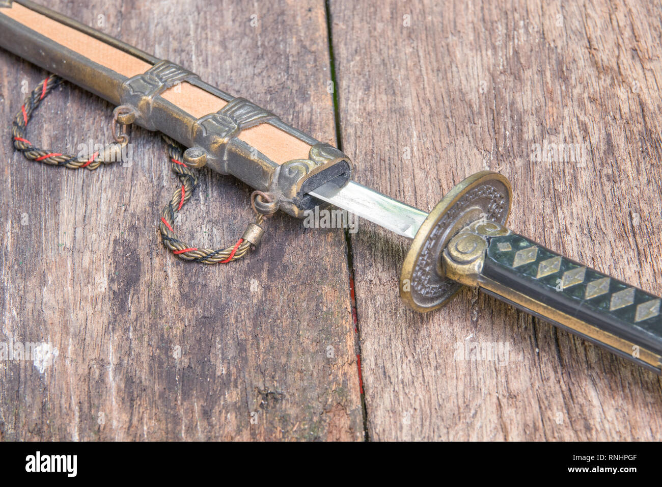 Espada samurai de hoja de acero inoxidable y vaina caballete sobre  superficie de madera antigua antigua planta con espacio de copia Fotografía  de stock - Alamy