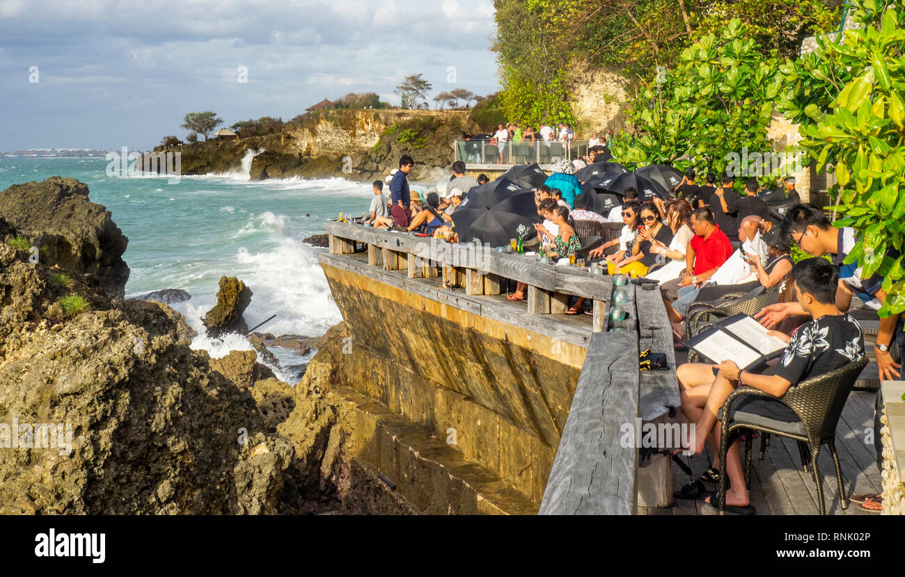 Los turistas chinos en el Bar Rock a Ayana Resort and Spa Jimbaran Bali Indonesia. Foto de stock