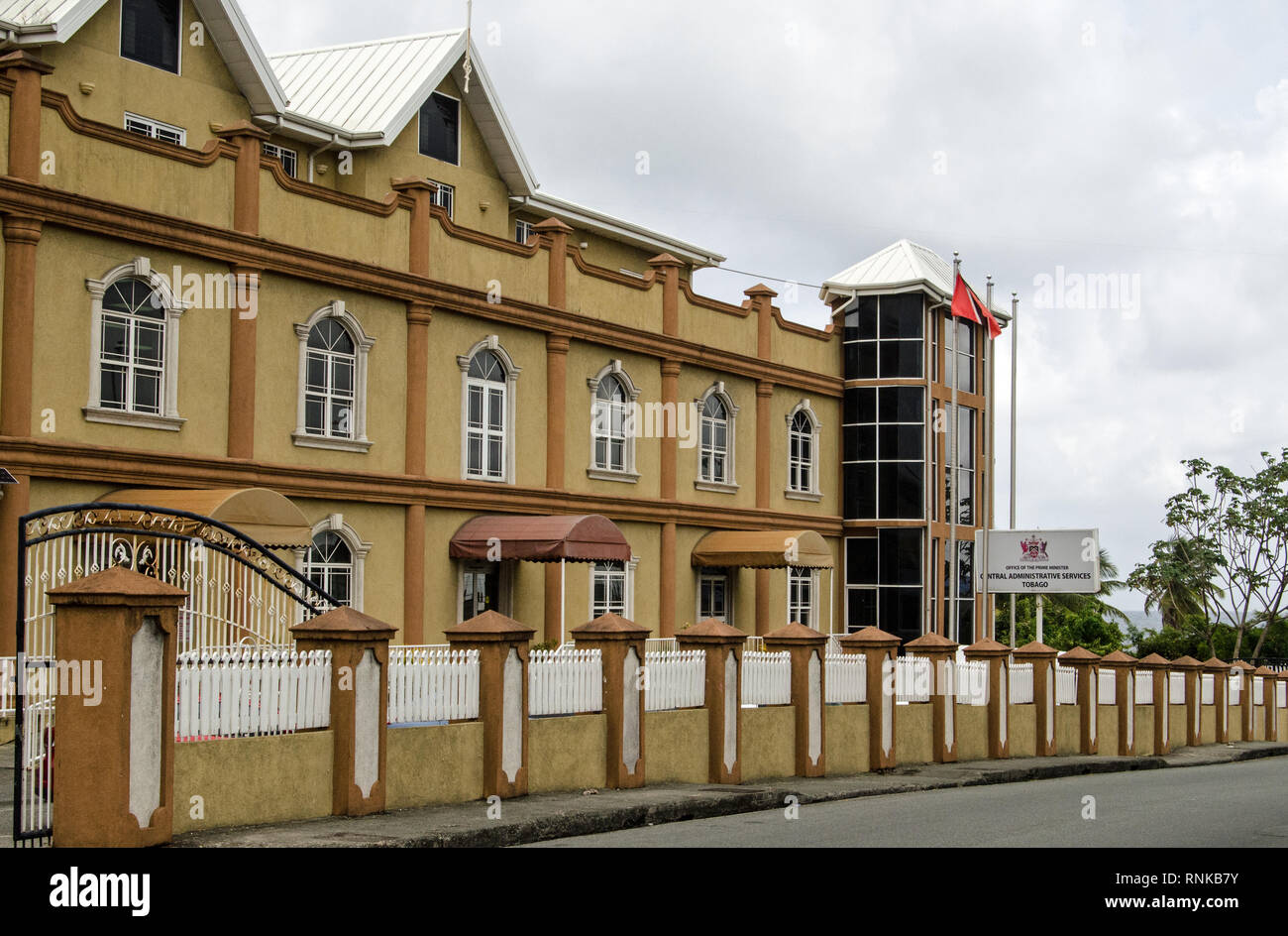 En Scarborough, TRINIDAD Y TOBAGO - Enero 11, 2019: Las oficinas administrativas de la Primer Ministro en Scarborough, Tobago sobre un paño húmedo por la tarde. Foto de stock