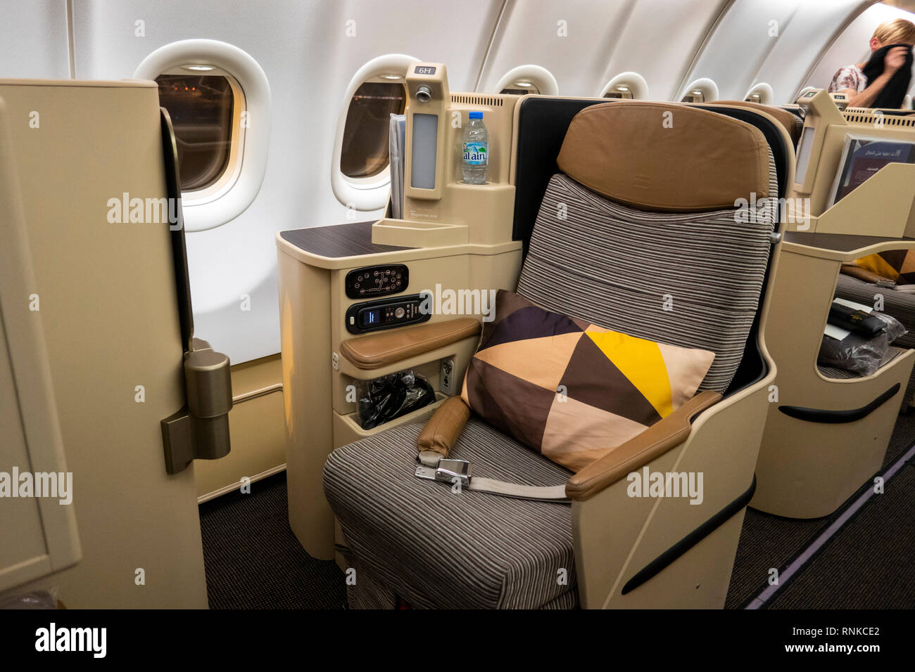 Los viajes aéreos, Etihad Airways Boeing 777-300, cabina de clase Business,  el asiento para el vuelo de larga distancia Fotografía de stock - Alamy