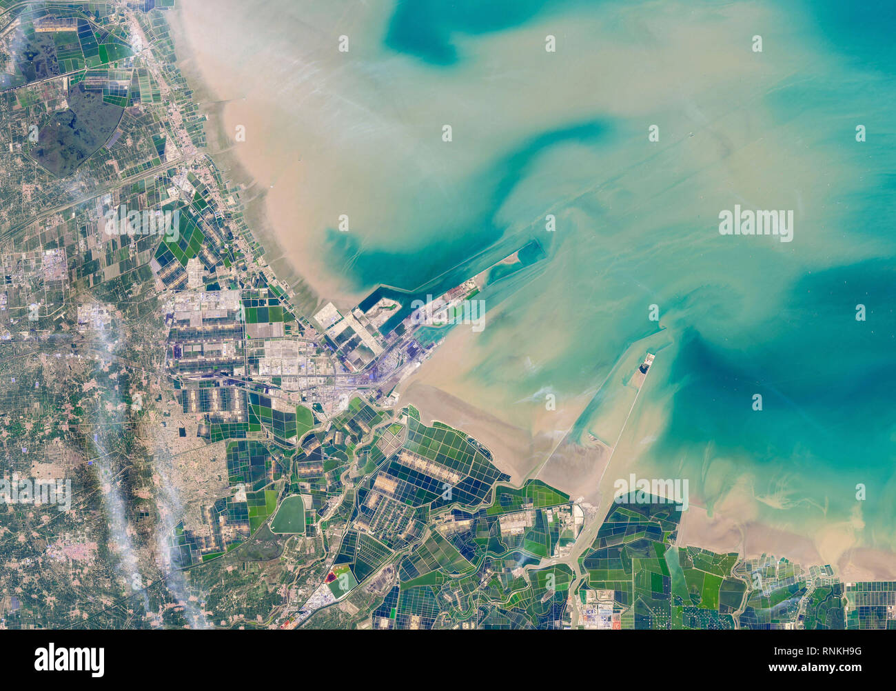 Vista satélite de la península de Shandong en el este de China - abierta una extensión de marismas mareales frecuentado principalmente por aves y otros animales salvajes Foto de stock