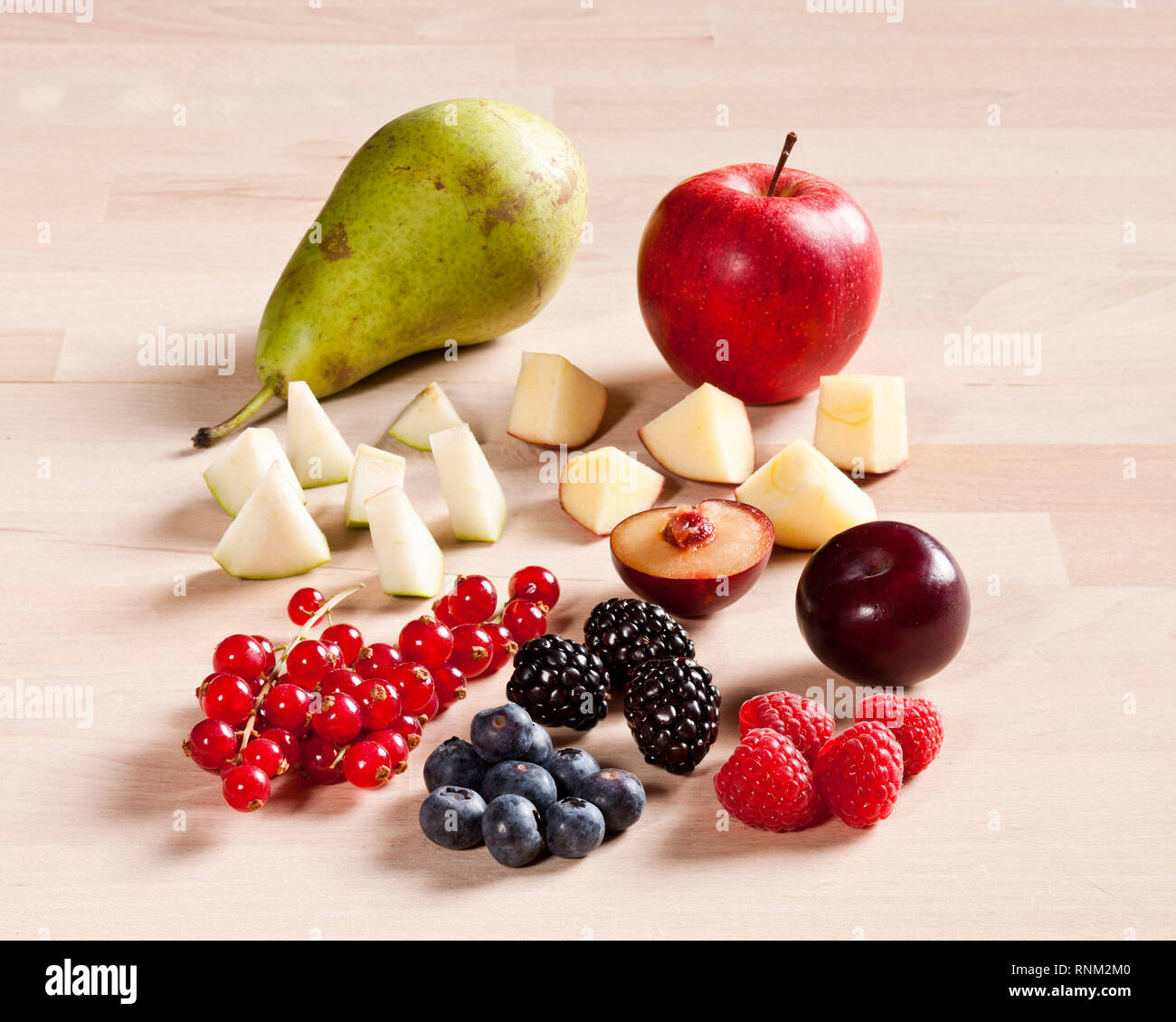 Diferentes frutas: fresas, frambuesas, moras, arándanos, manzana, ciruela y pera. Studio picture. Gremany. Foto de stock