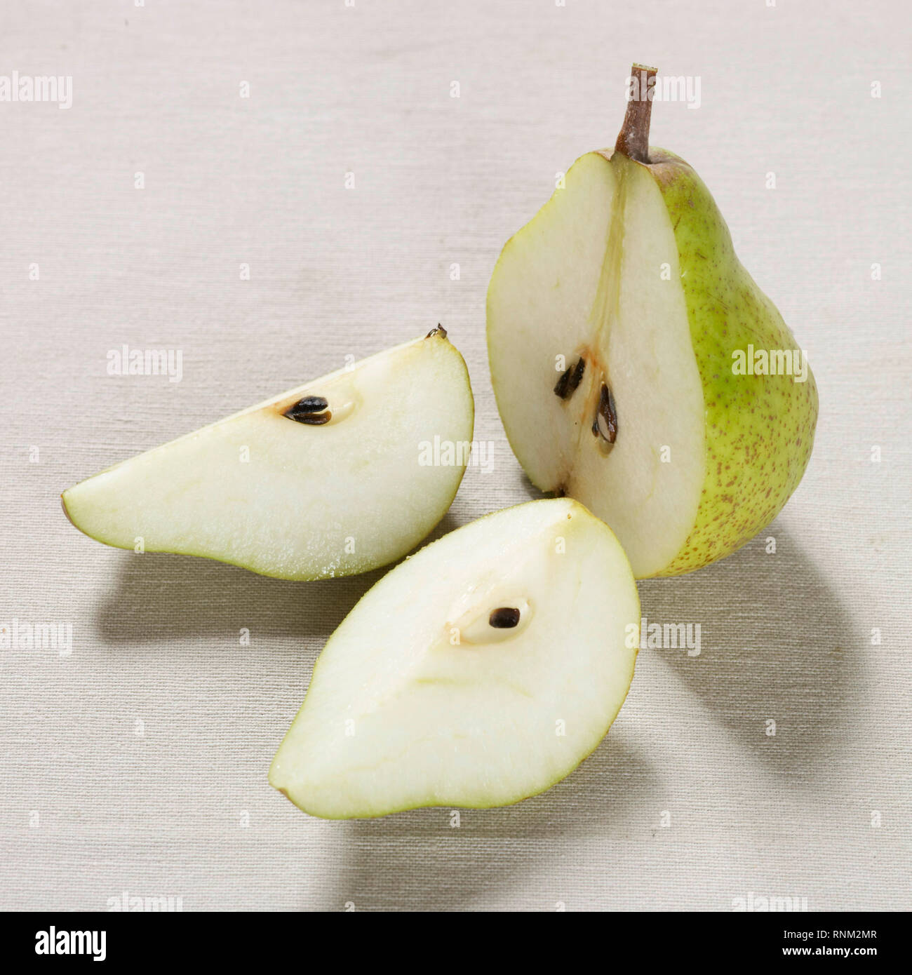 Pera común europeo, peral (Pyrus communis), fruta madura, reducido a la mitad. Studio picture contra un fondo blanco. Foto de stock