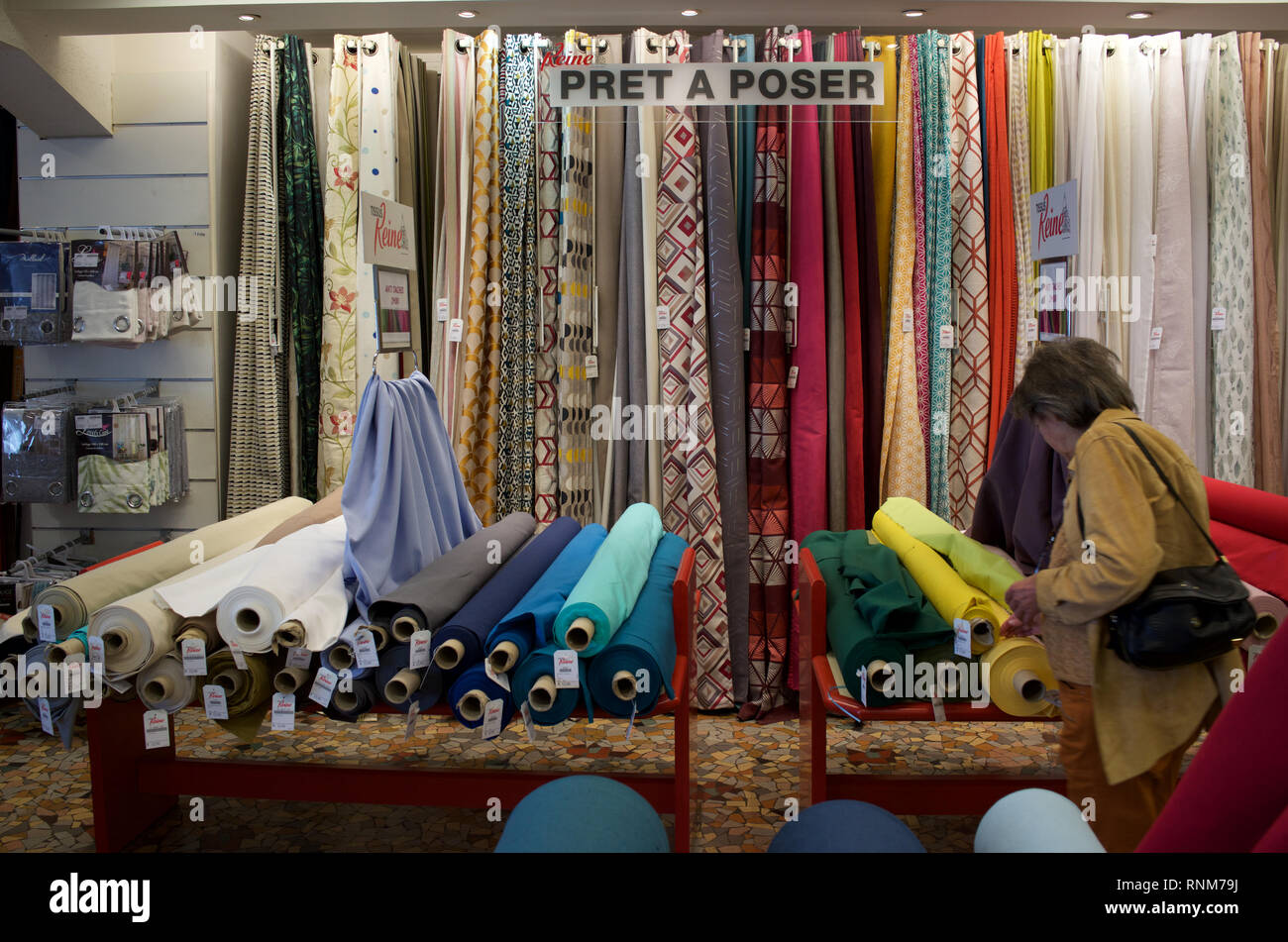 Mujer para compras de tela para cortinas, Tissus Reine, 3-5, Place St Pierre, 75018 Paris Foto de stock