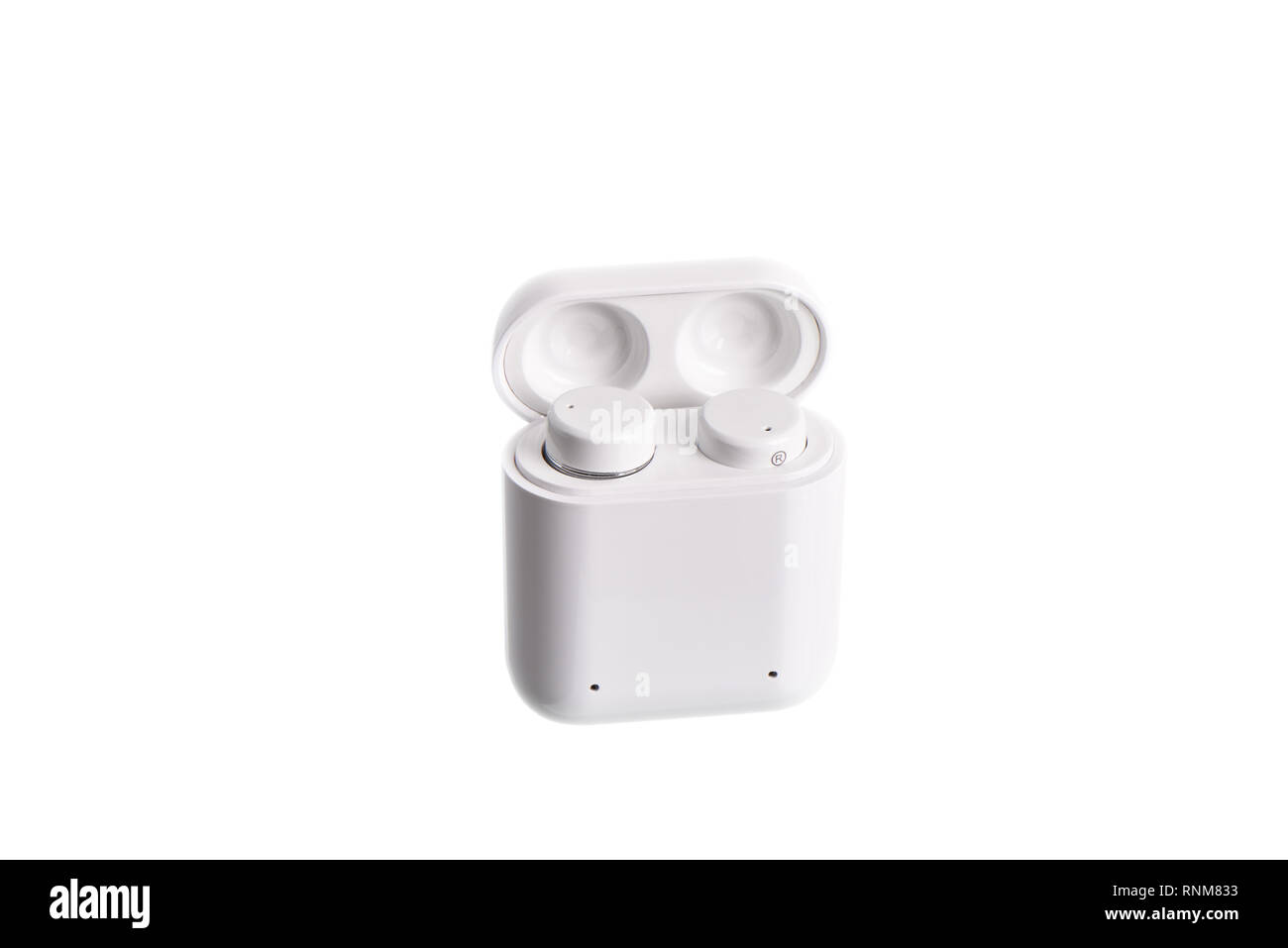 Auriculares Bluetooth inalámbricos inalámbrica con cargo caso aislado en blanco Foto de stock