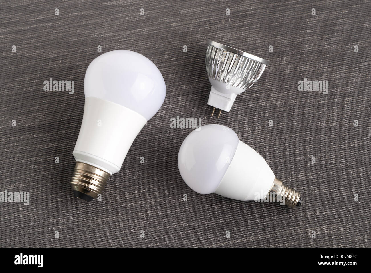 E26, E14 y MR-16 bombillas LED en un fondo Foto de stock