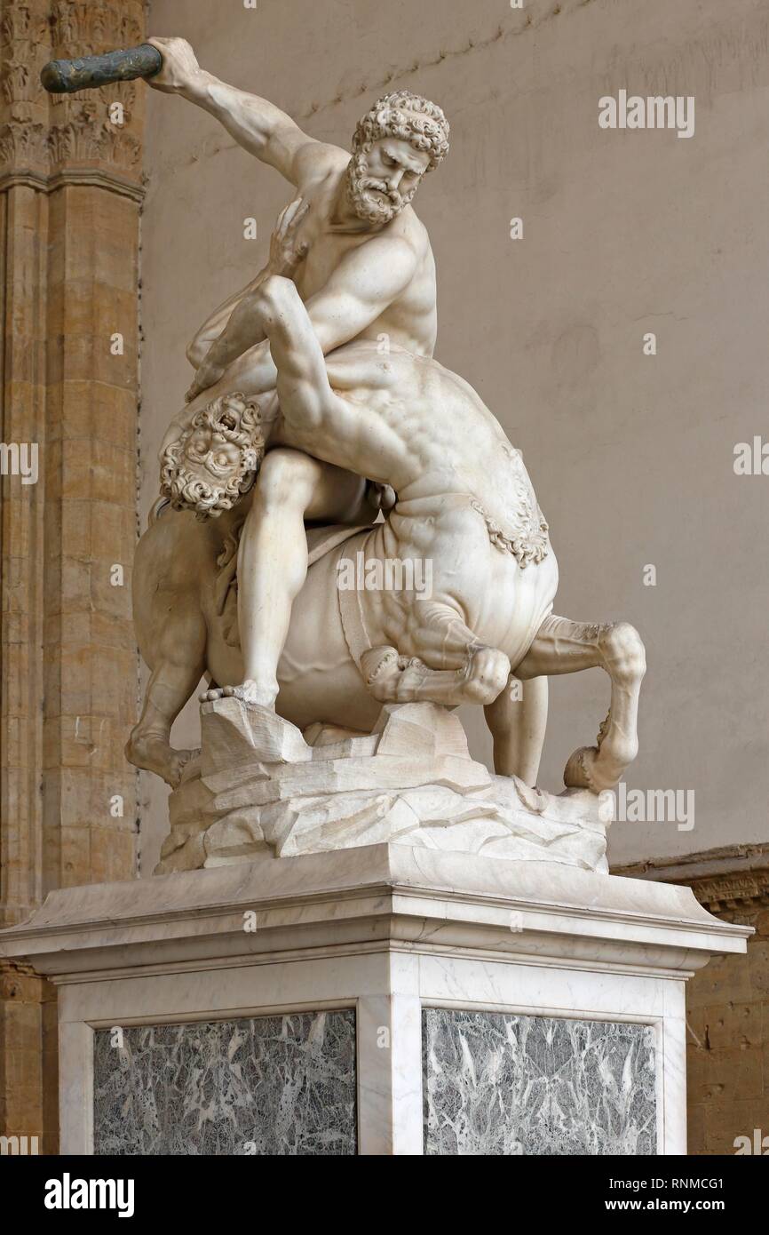 Estatua de mármol Hercules y Nessos en la Loggia dei Lanzi hall, la Piazza della Signoria, el casco antiguo de la ciudad, Florencia, Toscana, Italia Foto de stock