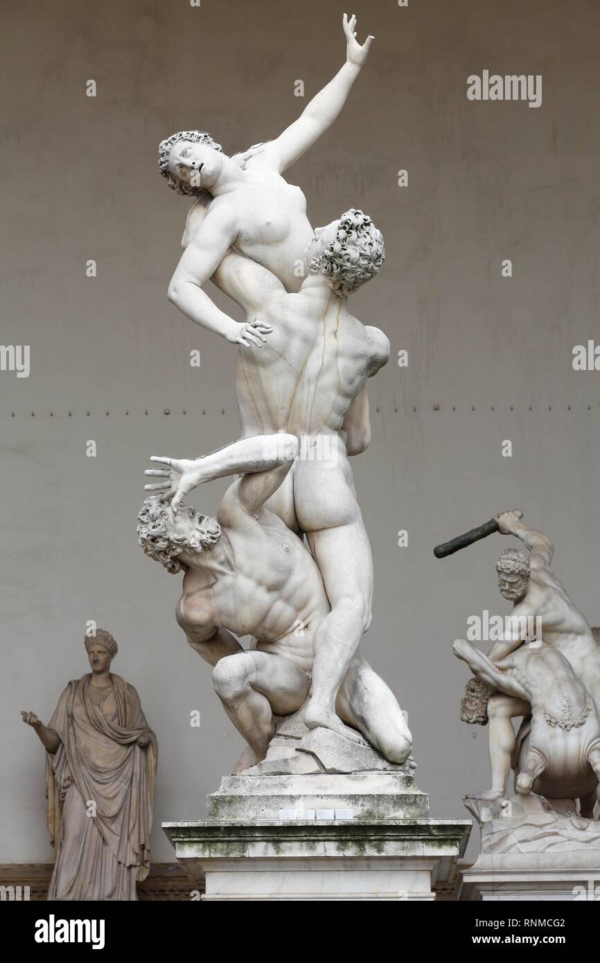 Estatua de mármol de la Sabine Hermanas, Giambologna, Loggia dei Lanzi, Piazza della Signoria, el casco antiguo de la ciudad, Florencia, Toscana, Italia Foto de stock