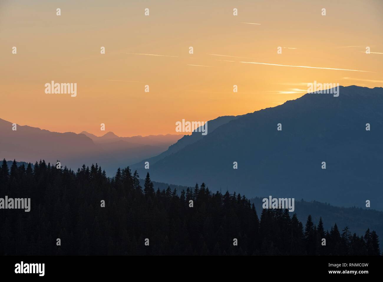 Puesta de sol, las montañas de piedra caliza cerca Hrid, Montenegro Foto de stock