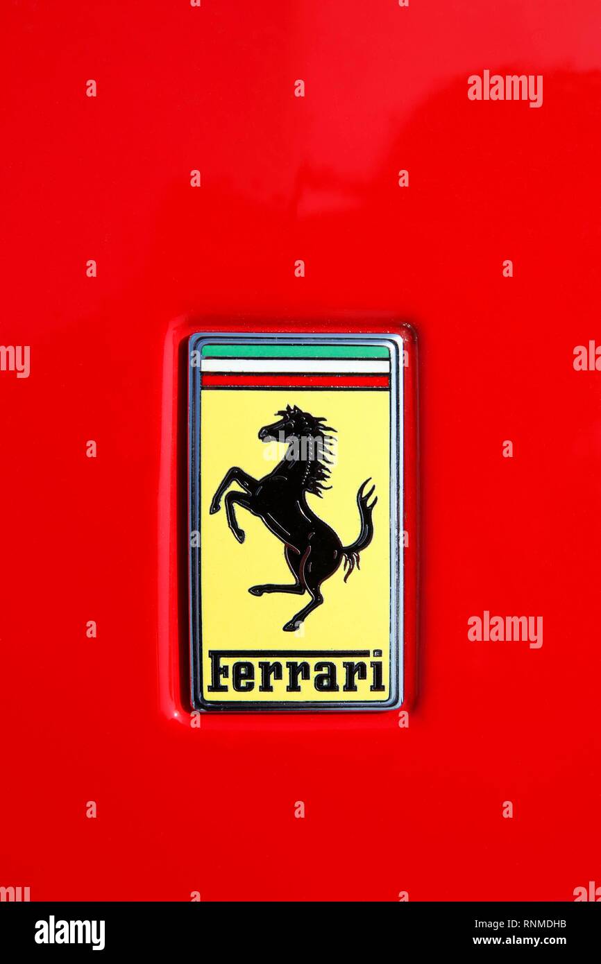 Logo Ferrari rojo sobre el capó de un Ferrari, Italia Foto de stock