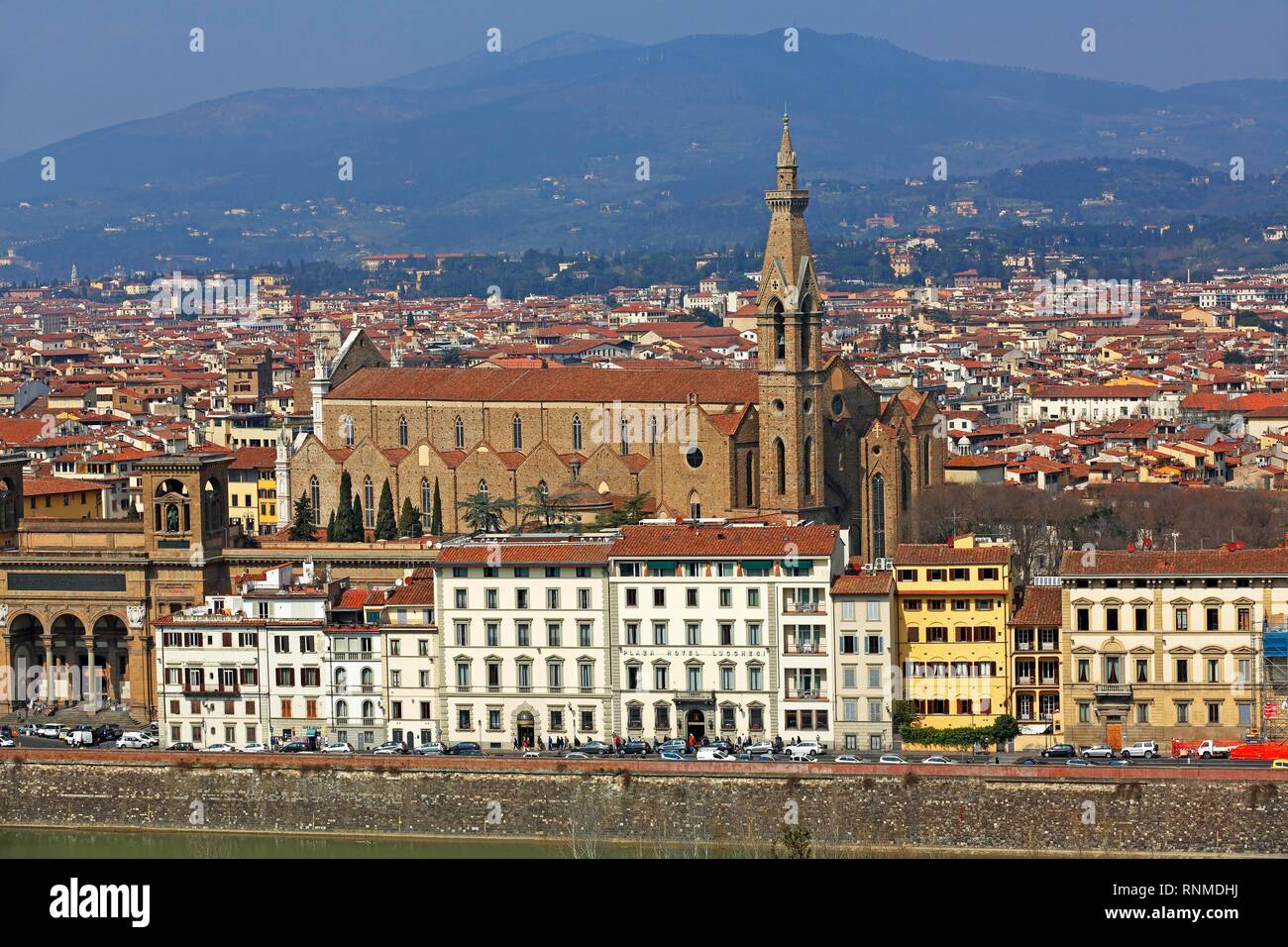 Paisaje urbano con la Basílica de Santa Croce en el casco antiguo de la ciudad, Florencia, Toscana, Italia Foto de stock
