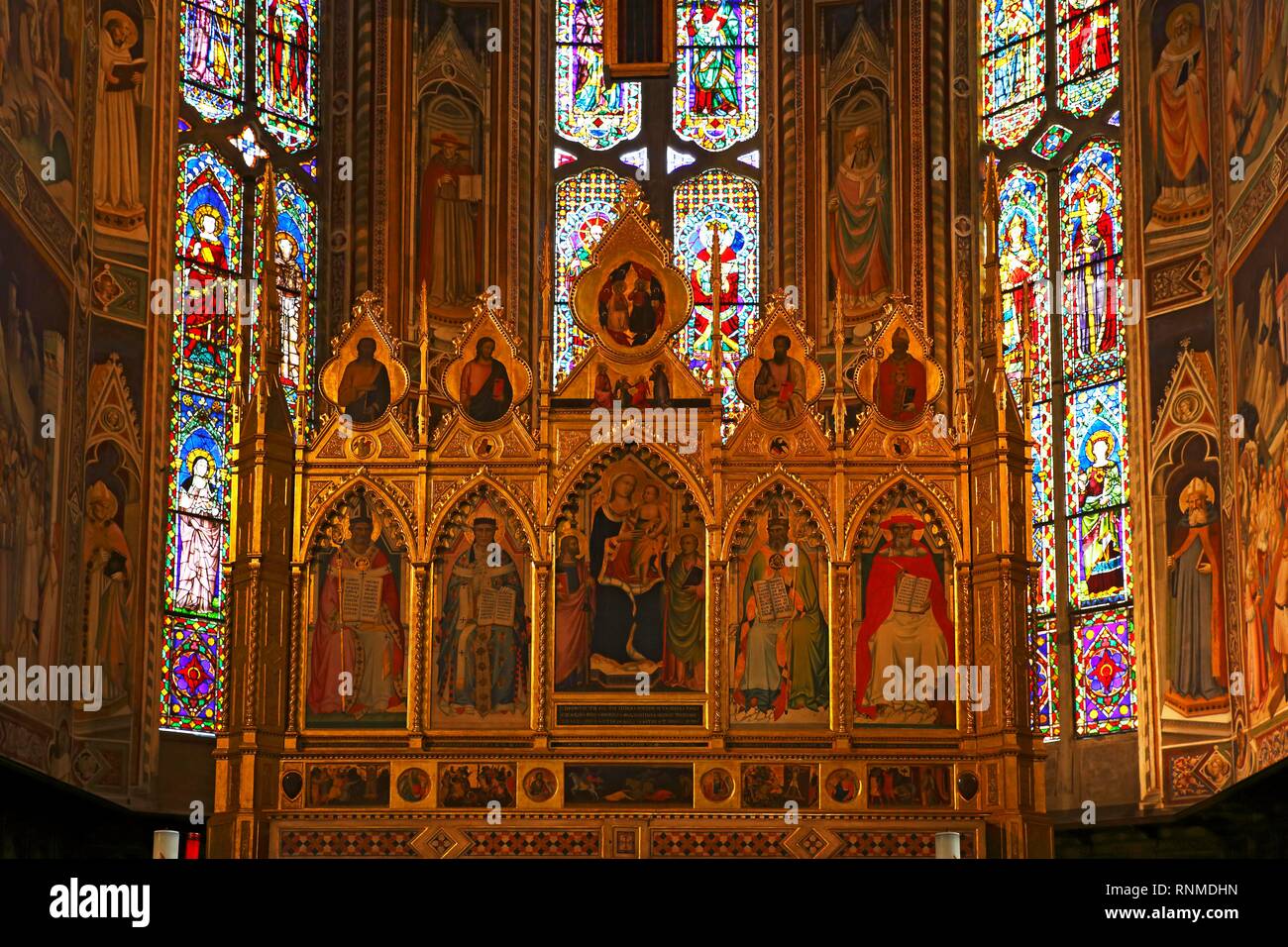 Altar mayor de la Basílica de la Santa Croce, la Iglesia de los franciscanos, la Piazza Santa Croce, Florencia, Toscana, Italia Foto de stock