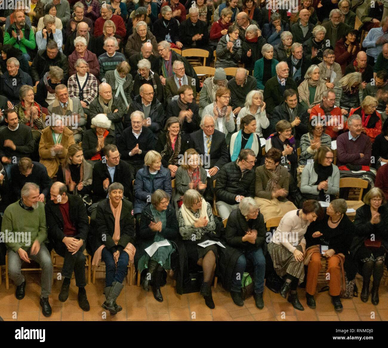Público aplaude, Parroquia Evangélica Luterana St. Johannes, Munich, Baviera, Alemania Foto de stock
