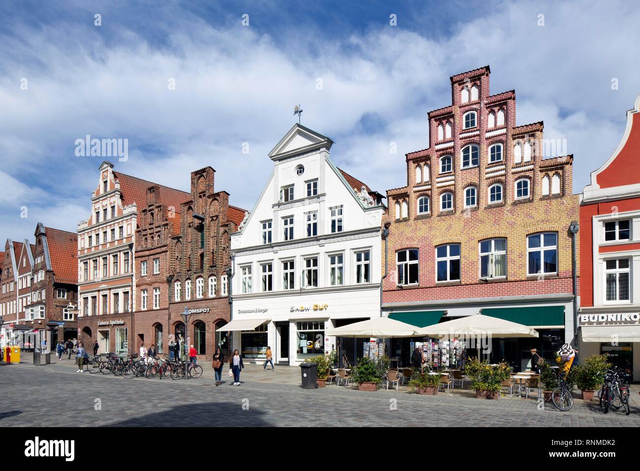 Ciudad histórica de casas y casas de comerciantes en la plaza Am Sande, North German casas con frontones, Old Town, Lüneburg Foto de stock