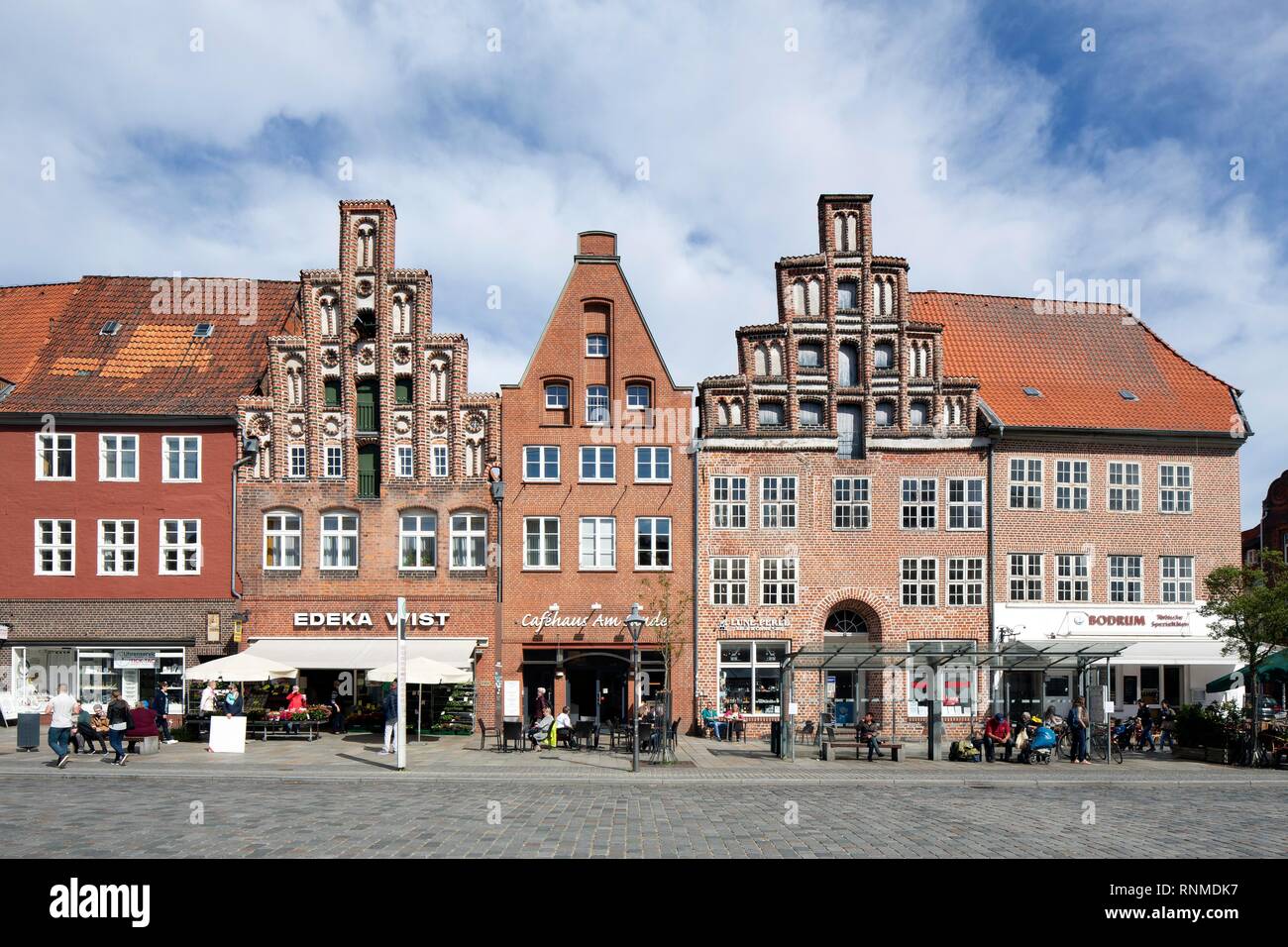 Ciudad histórica de casas y casas de comerciantes en la plaza Am Sande, North German casas con frontones, Old Town, Lüneburg Foto de stock