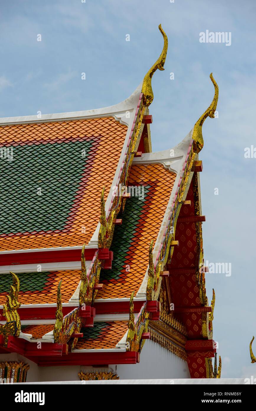 Gable, techo, cielo Chofah copete, complejo de templos budistas de Wat Pho, Bangkok, Tailandia Foto de stock