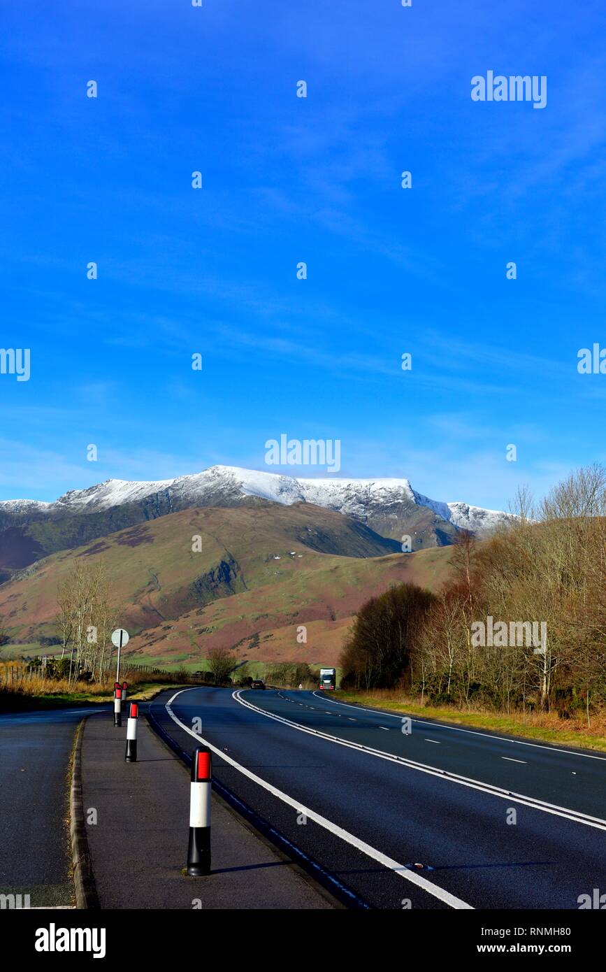 La carretera principal A66 al Lake District, Cumbria, Inglaterra, Reino Unido - con nevadas montañas Blencathra visible en la distancia. Foto de stock