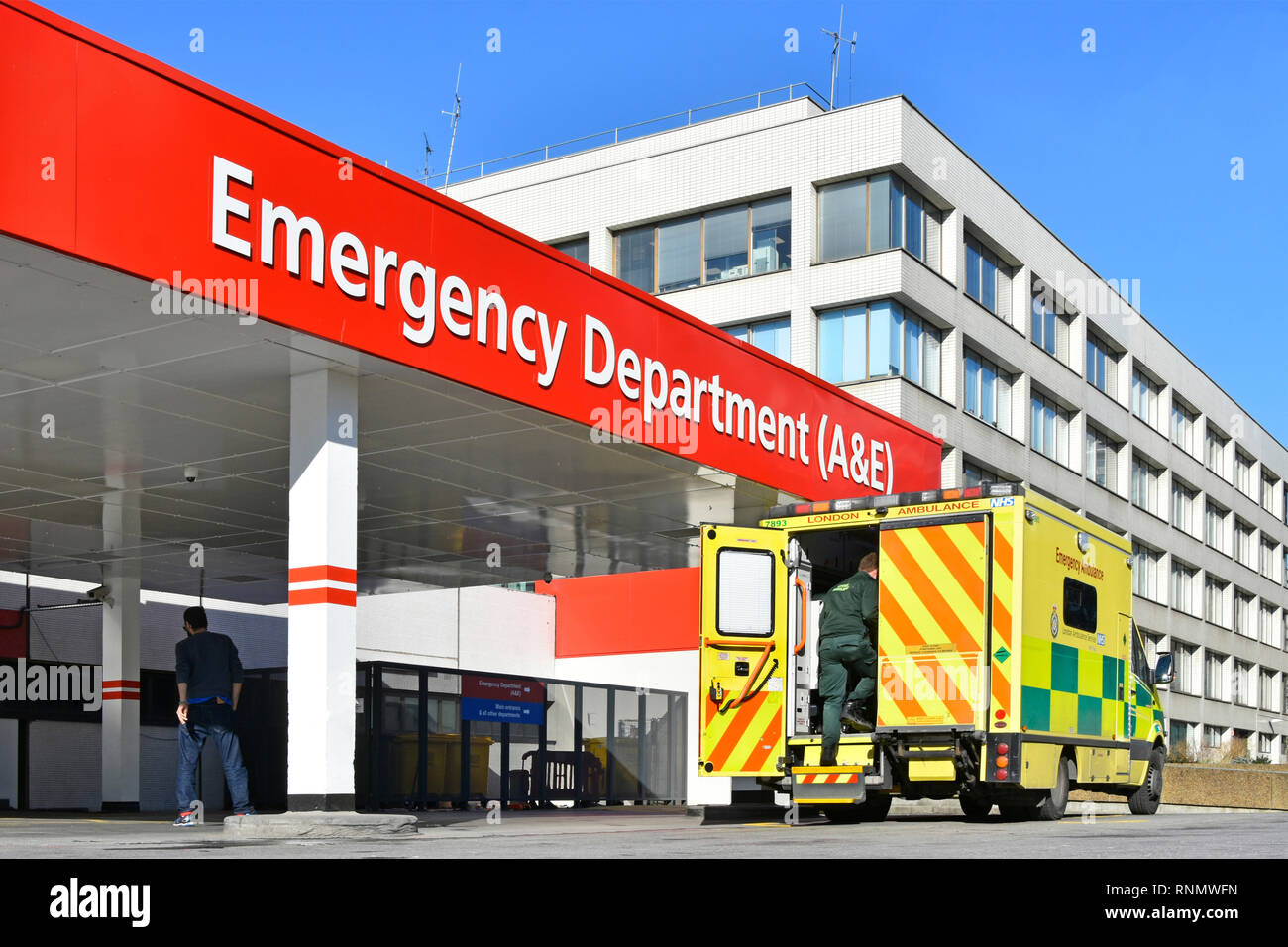 Servicio nacional de salud (NHS de Londres y conductor de ambulancias sanidad exterior edificio del hospital de entrada A&E El departamento de accidentes y urgencias Inglaterra Foto de stock