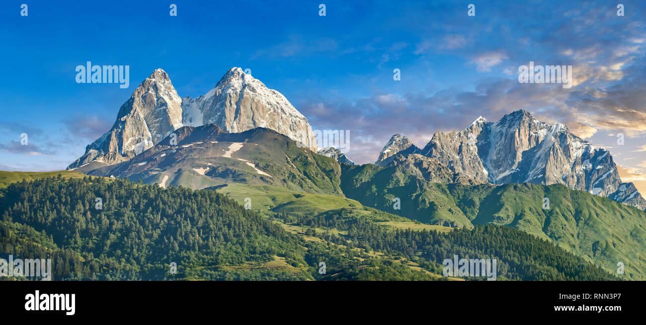 Los altos picos de las montañas del Cáucaso en la carretera de Mestia, Superior Svaneti, Samegrelo-Zemo Svaneti, Mestia, Georgia. Foto de stock